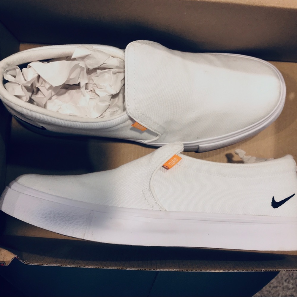 NEW IN BOX-Women’s Nike Size 8.5 Court Royale AC Slip-on.
